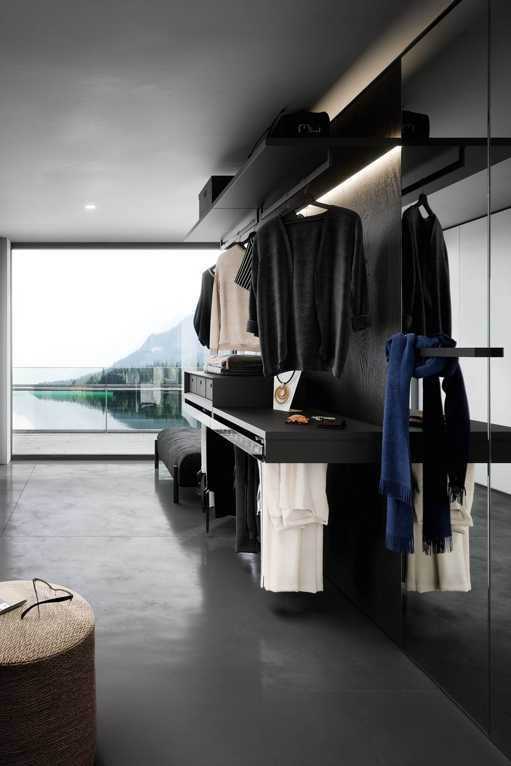 dressing-avec-un-systeme-d-armoires-ouvertes-et-des-sieges-confortables