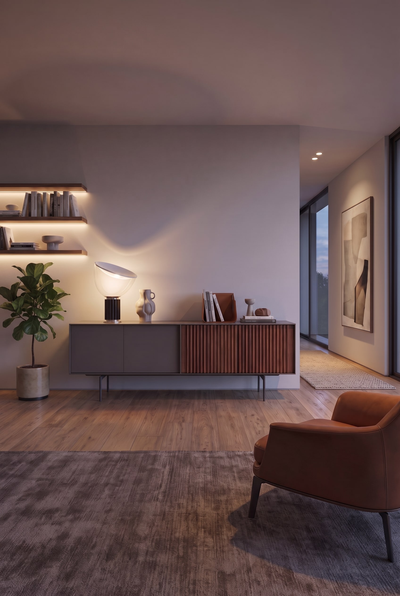 Vue à travers le salon sur le couloir adjacent, au premier plan un buffet design avec des lamelles en bois et une lampe sculpture.