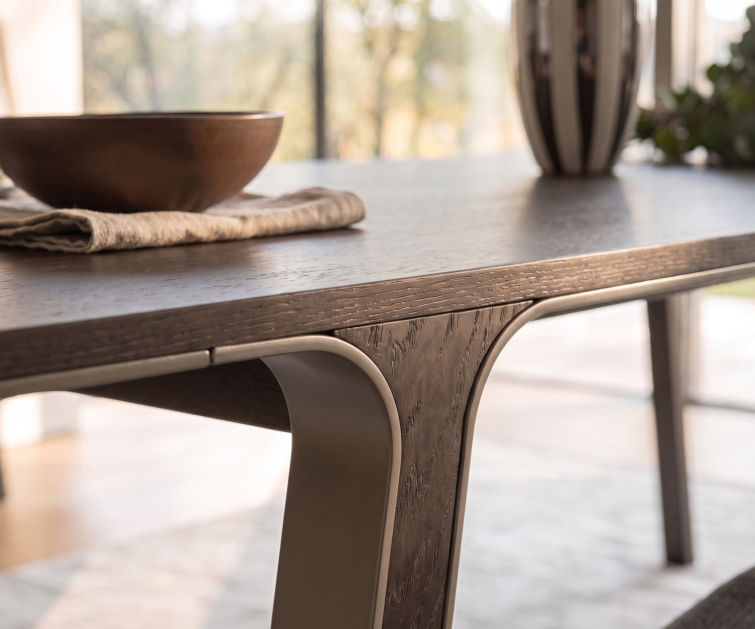 al2 eettafel mobius 001 van eucalyptushout al2 mobius 001 eettafel voor de eetkamer, verfijnd eucalyptushout fineer met elegant gebogen poten van massief hout.