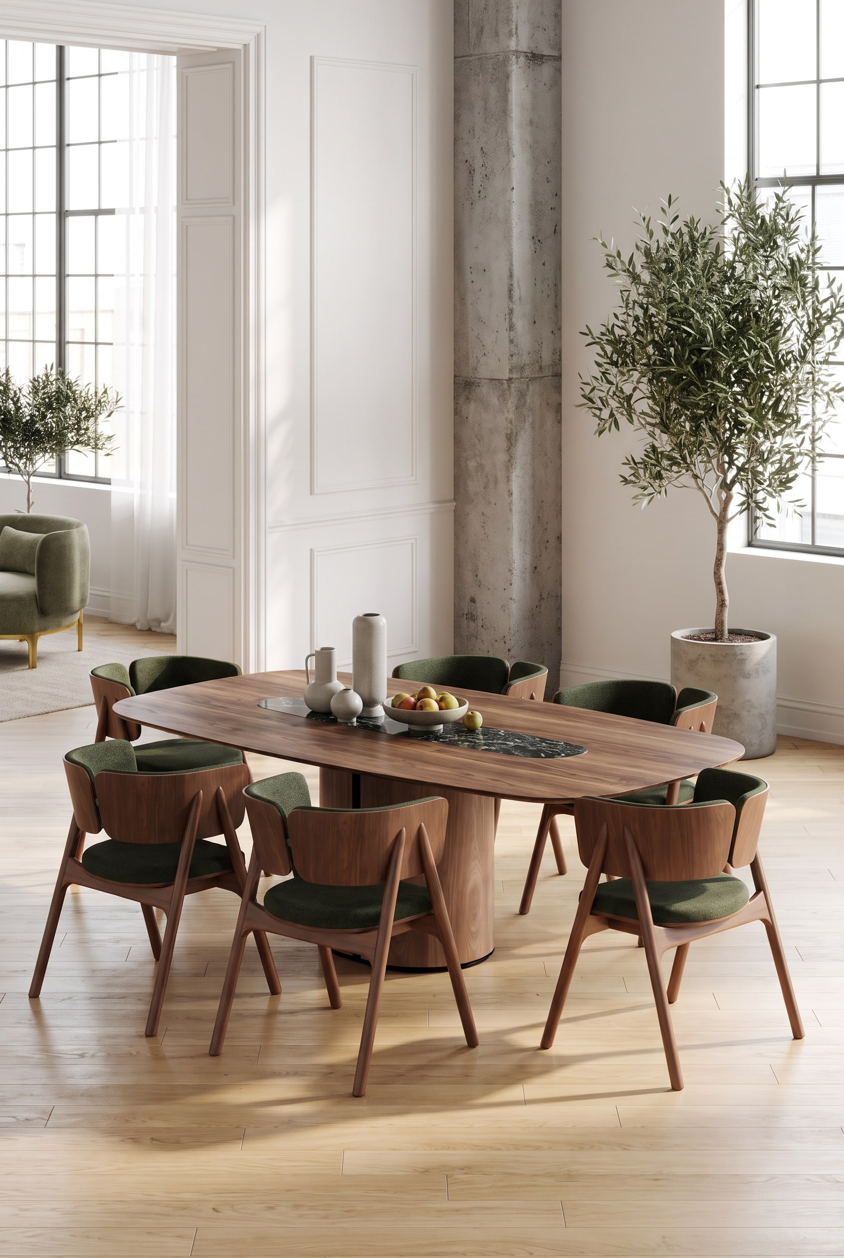 Essplatz im Loft mit einem Esstisch aus Nussbaumholz und grünen Polsterstühlen vor hohen Fenstern