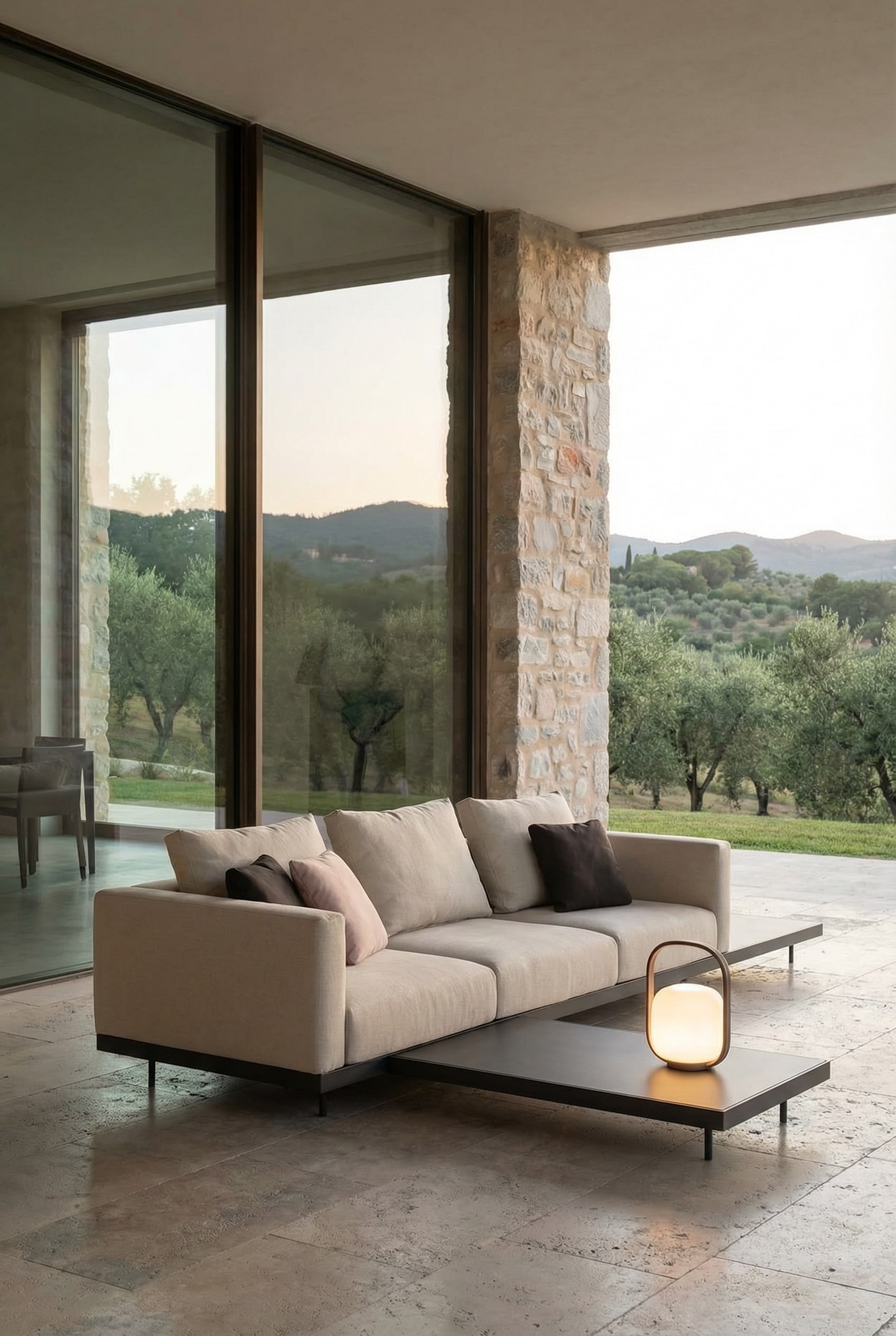 Flexibele outdoor modulaire bank met comfortabele kussens op een groot terras
