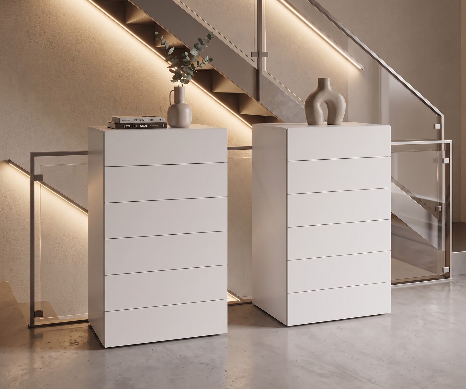 Witte hoge ladekast Easy met 6 lades Novamobili Easy hoge ladekast in de hal. Moderne witte ladenkast met 6 laden zonder grepen naast een trap.