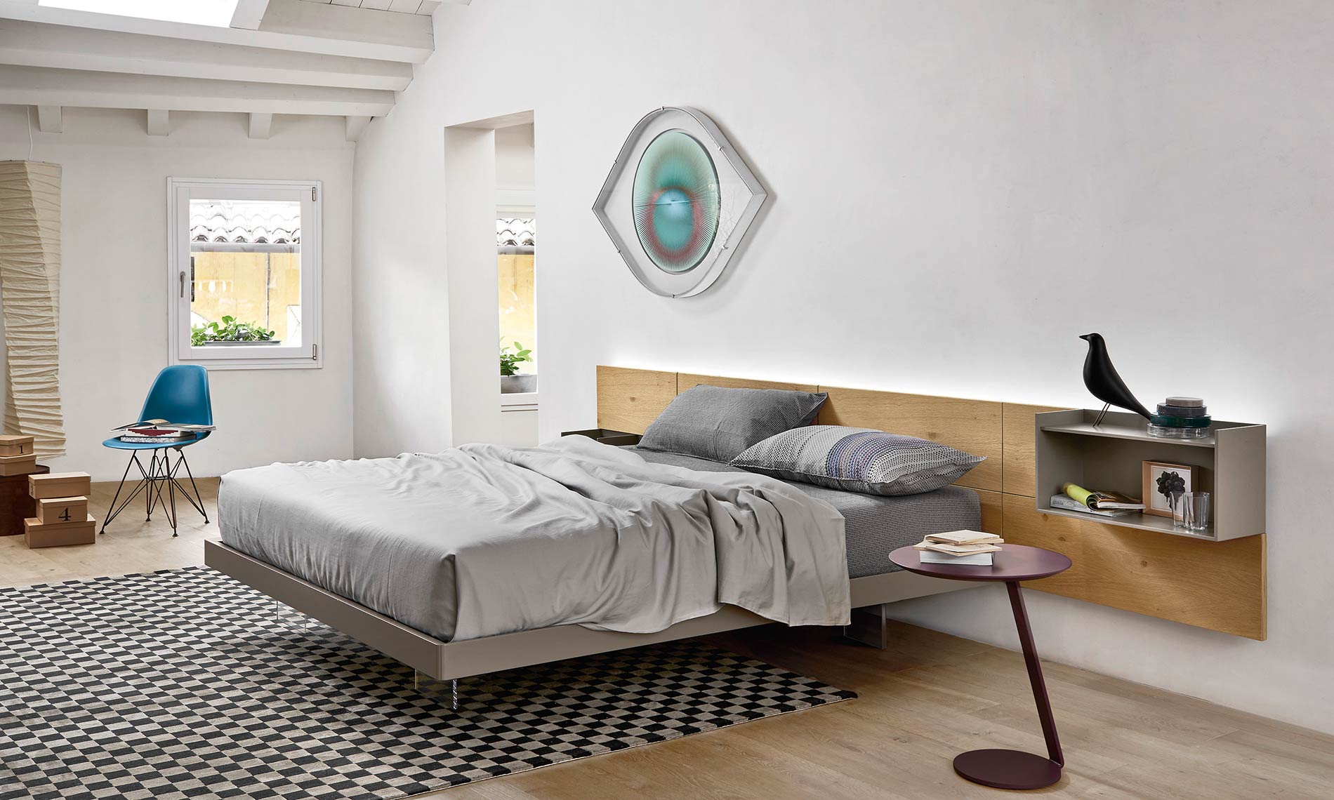 Zwevend bed met wandpaneel