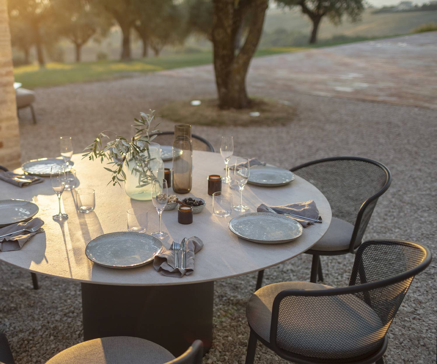 Ronde Branta eettafel voor zes personen in de voortuin Ronde Branta eettafel voor zes personen in de voortuin