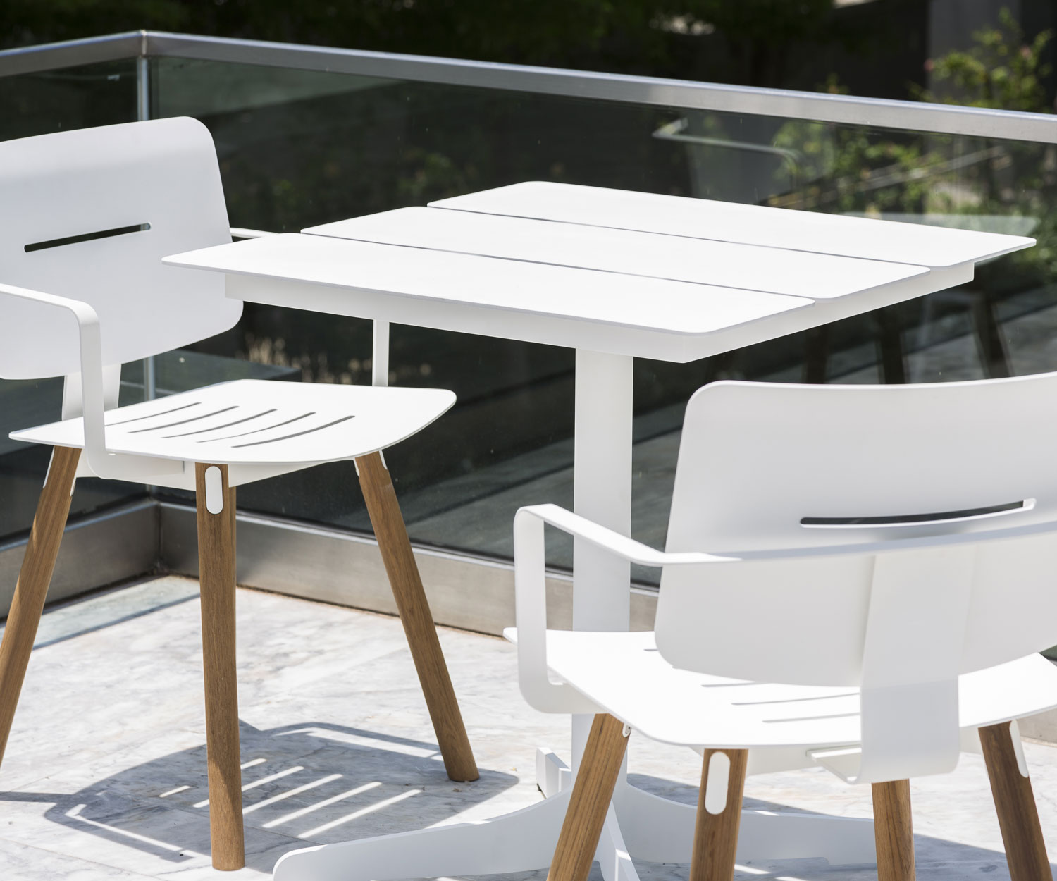 Oasiq Ceru aluminium eettafel B 70 cm wit