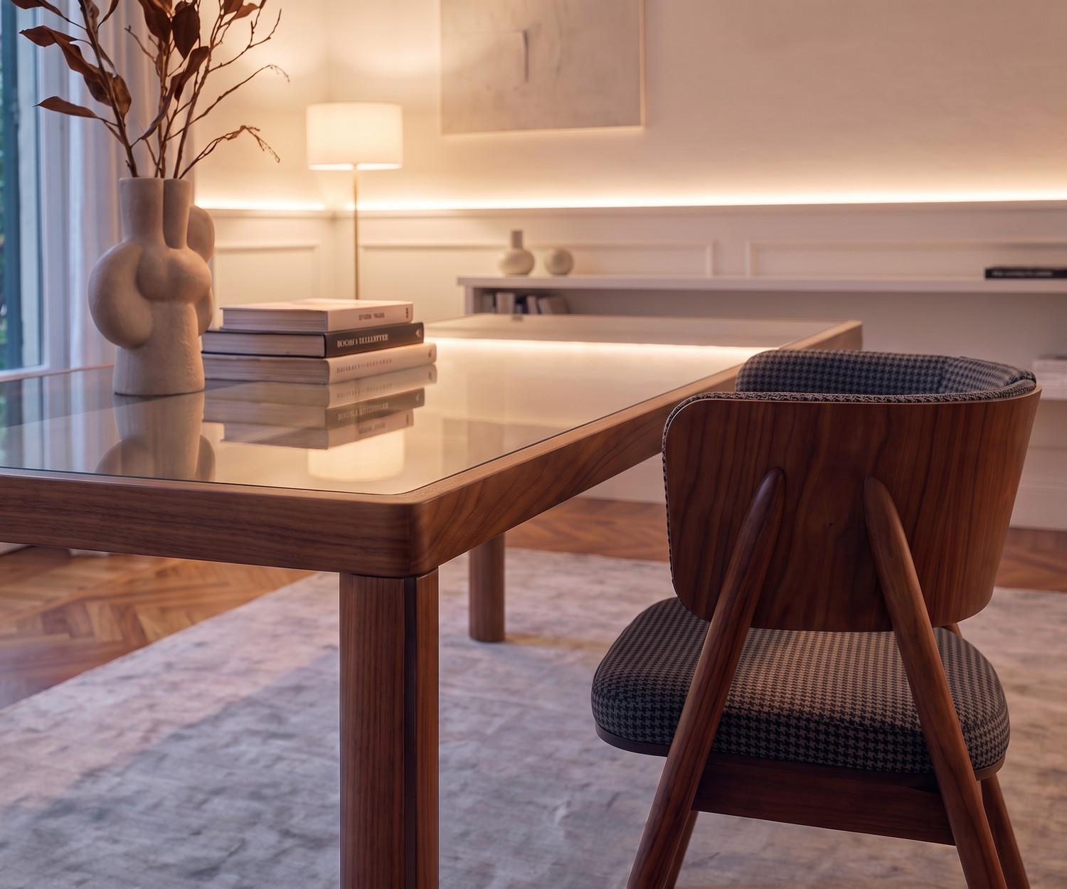 Table de repas design al2 ka-bera 001 b en bois et verre dans une salle à manger moderne avec chaise élégante.