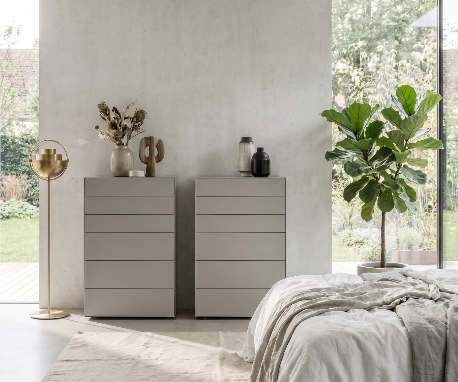 Livitalia Ecletto minimalistische hoge ladenkast Livitalia Ecletto hoge ladenkast in de slaapkamer, lichtgrijze design commode met greeploze laden.