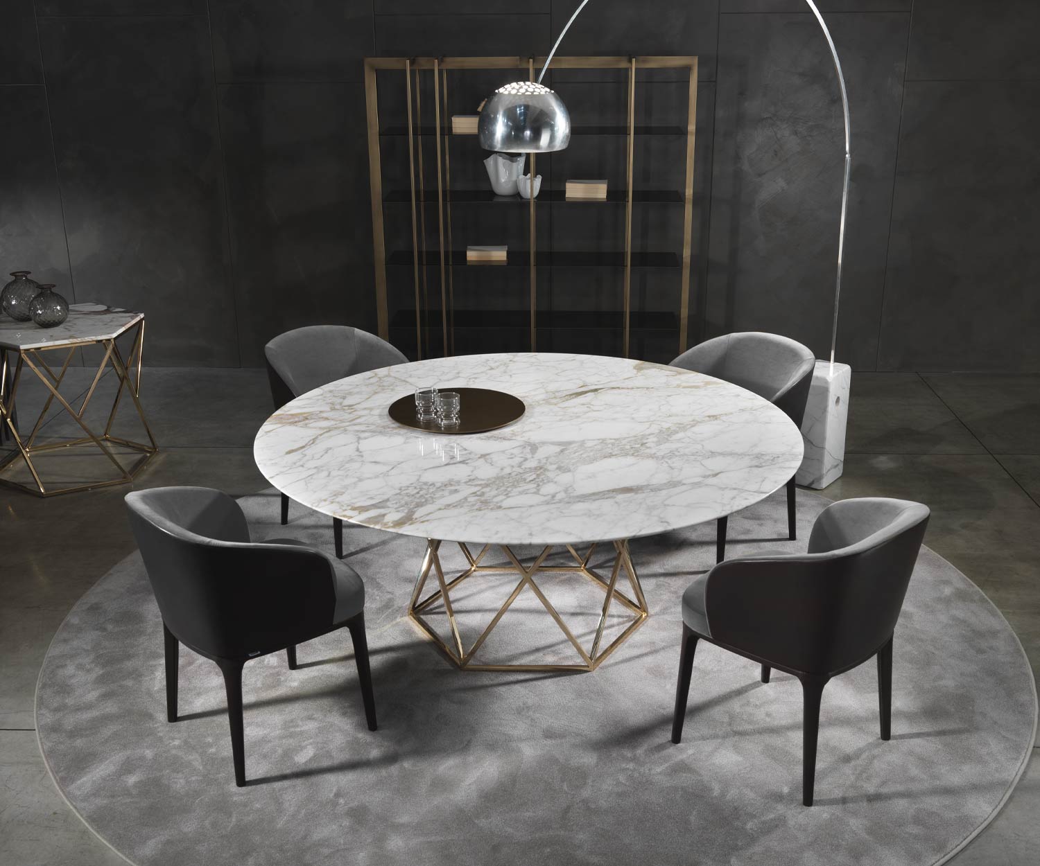 Moderne Marelli Design fauteuil Parijs met eettafel in eetkamer