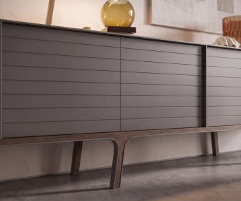 Buffet al2 Mobius 002 pour le salon, avec façade striée gris mat et piètement élégant en bois d'eucalyptus.