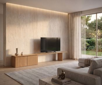 Buffet TV Punt Velasca dans un salon moderne. Meuble TV bas en chêne clair au design minimaliste et portes striées.