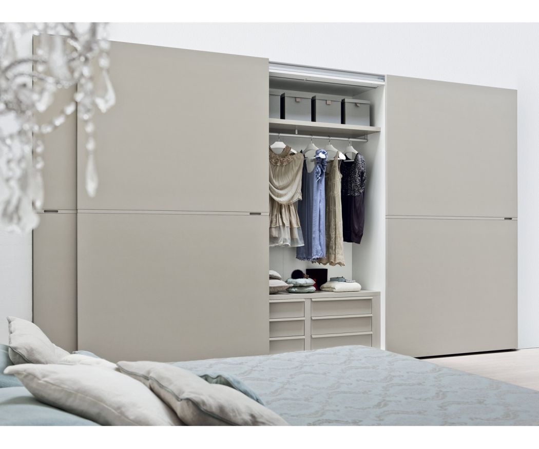 Designer Armoire Novamobili Middle Blanc mat avec porte coulissante ouverte