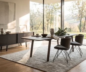 Table de repas al2 mobius 001 dans une salle à manger moderne en placage bois foncé avec chaises assorties
