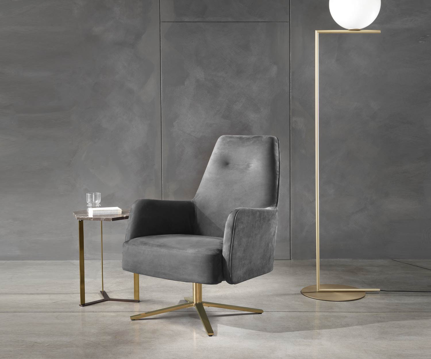 Haute qualité Marelli Fauteuil design Clipper laiton Piètement Revêtement gris foncé