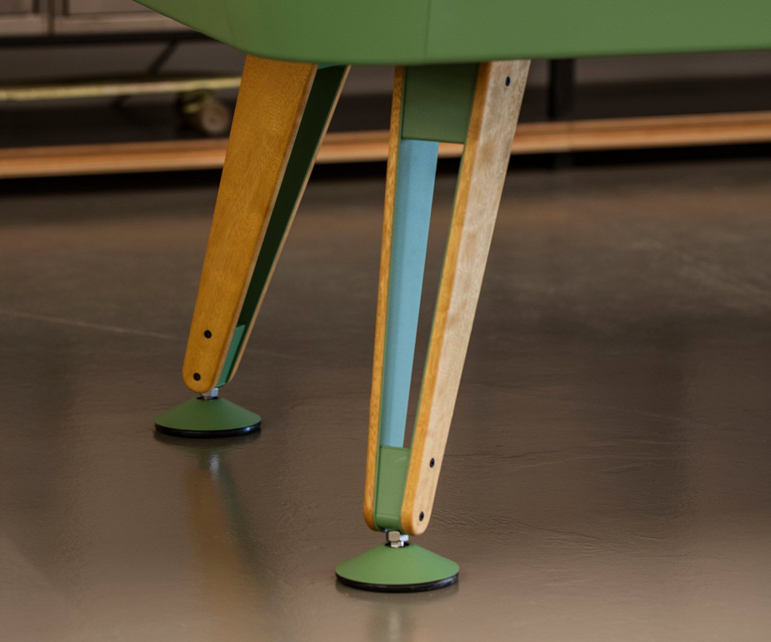 Détail des pieds de la table de billard diagonale RS Barcelona Iroko