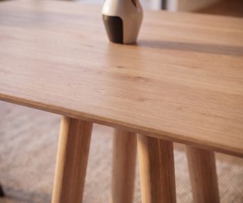 Table de repas al2 mos-i-ko 001 a pour salle à manger en chêne massif avec pieds ronds en bois de style moderne.