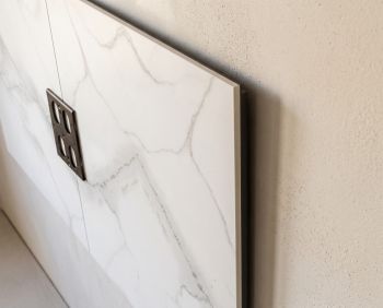 Detail: Kante des TV Paneels Keramik, Tiefe 3,8 cm