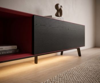 Meuble TV Lowboard Livitalia Minimal avec éclairage LED, niche ouverte rouge et façade en chêne noir pour salon.