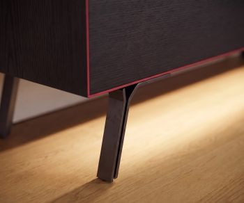 Meuble TV Lowboard Minimal Livitalia en chêne foncé avec pieds fins métalliques anthracite et éclairage LED intégré.