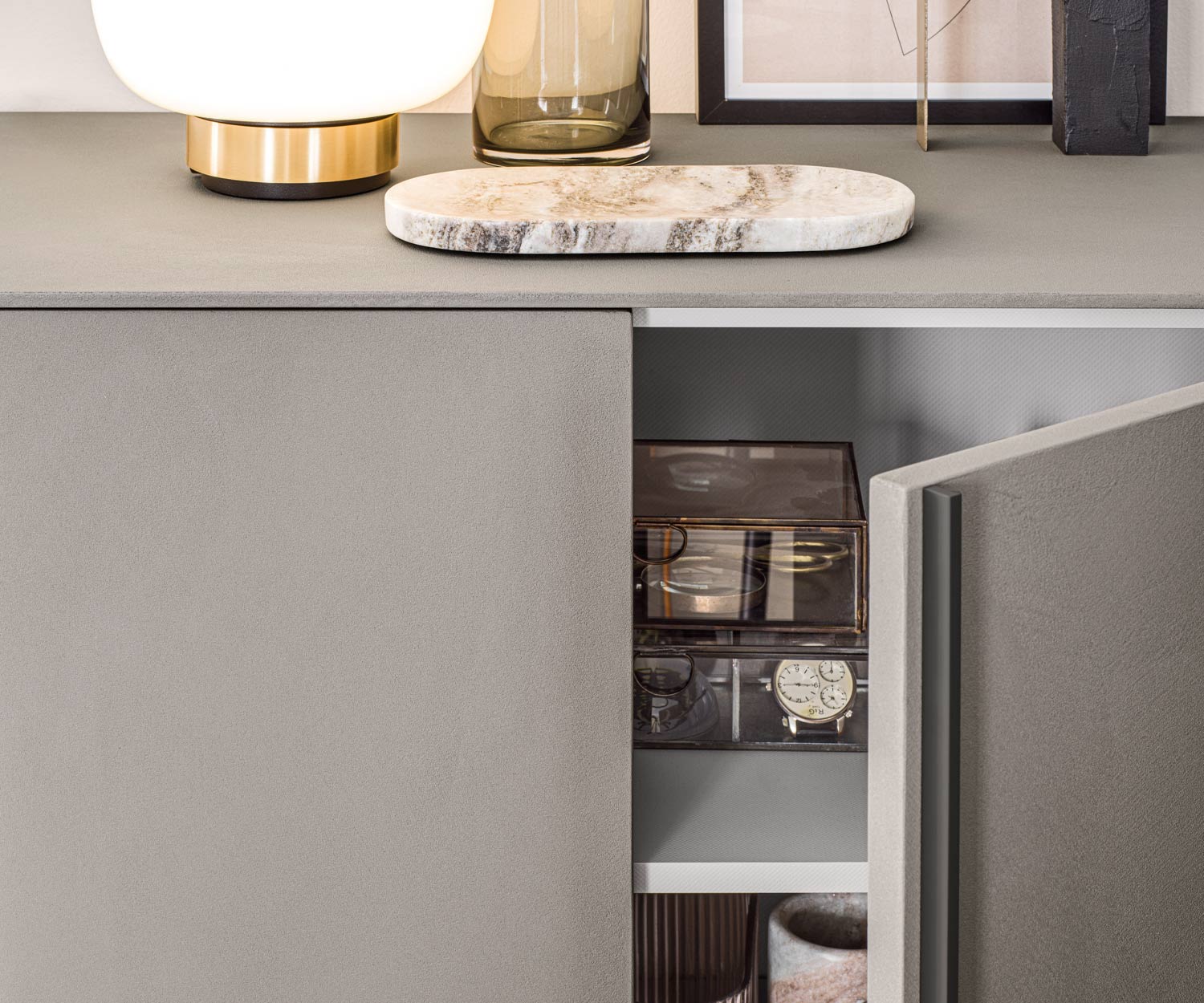 Détail de la porte d'armoire ouverte de Novamobilis Cleo Highboard