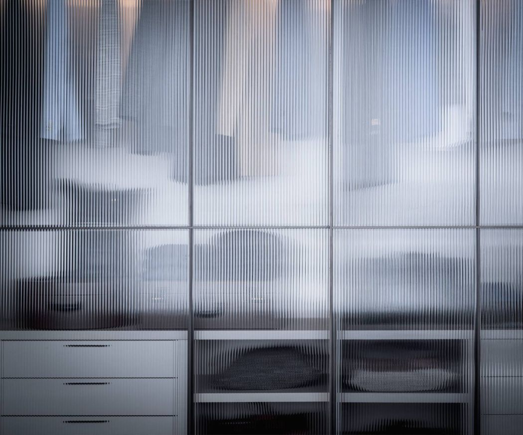 Détail des portes coulissantes en verre de l'armoire design Layer