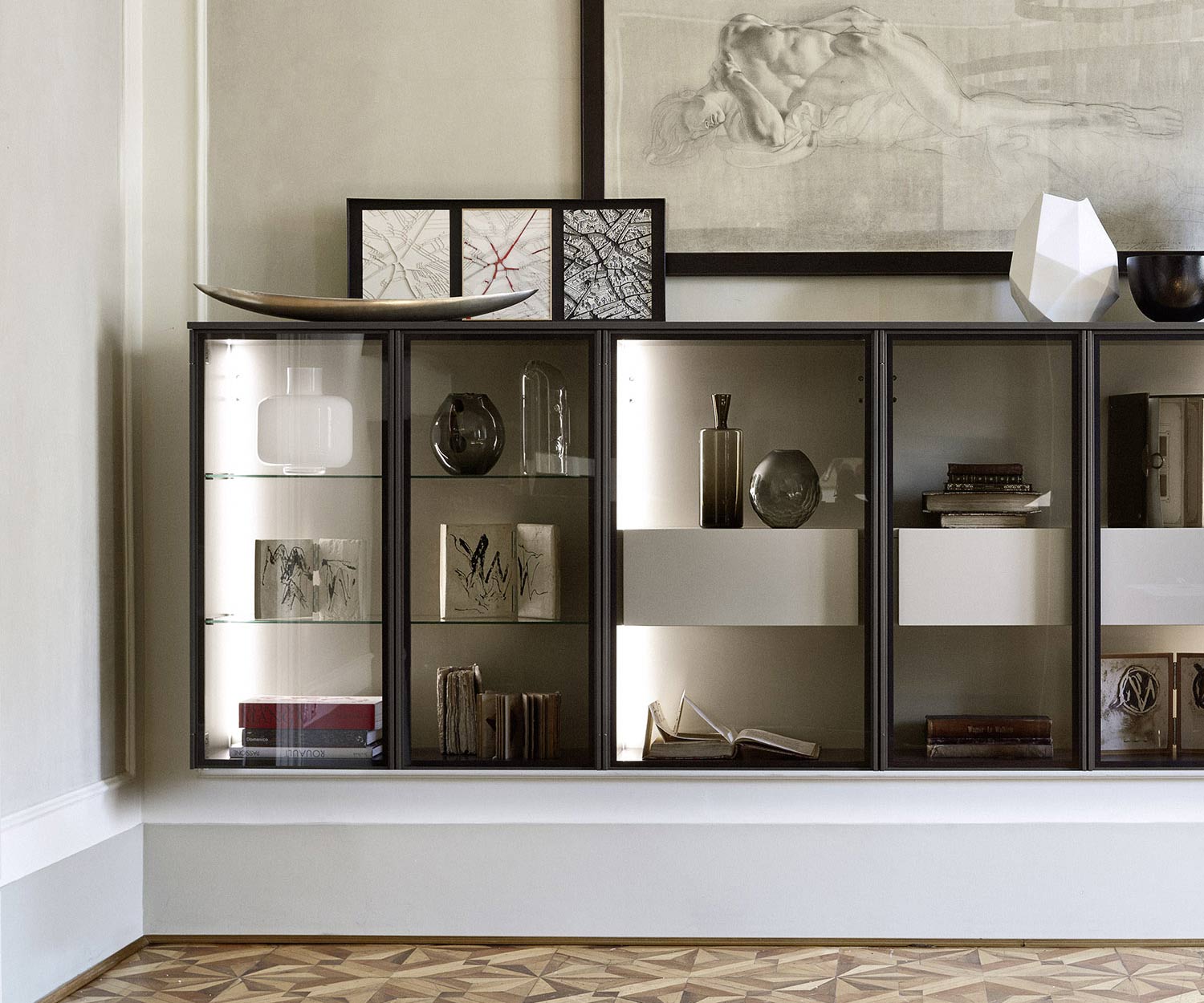 Haute qualité suspendue Livitalia Vitrine en verre design avec éclairage LED en brun mat