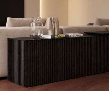 Buffet Punt Velasca en chêne noir strié placé derrière un canapé dans un salon moderne.