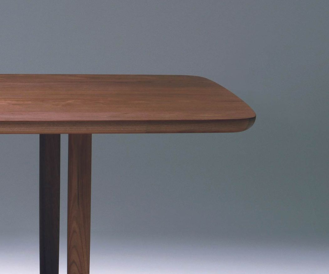 Conde House La table Kamuy Design en détail le plateau de table en placage de noyer