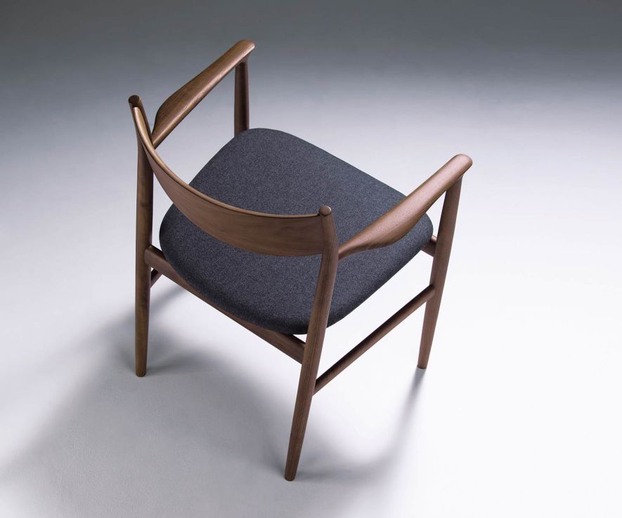 Conde House Kamuy Design chaise à accoudoirs noyer rembourrée en gris foncé