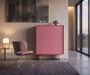 Buffet haut al2 e-klipse 009 rose à motif losanges dans un salon moderne à côté d'une chaise design.