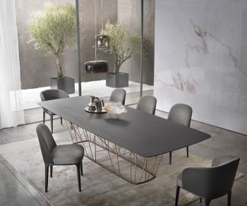 Chaise de salle à manger gris clair Paris de Marelli dans la salle de conférence