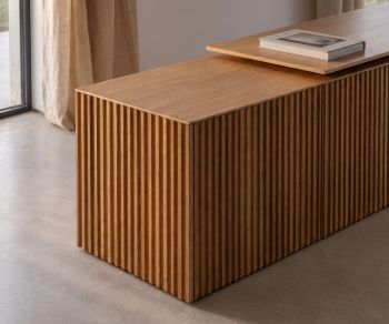 Buffet Punt Velasca en chêne avec façades à lattes pour salon minimaliste.