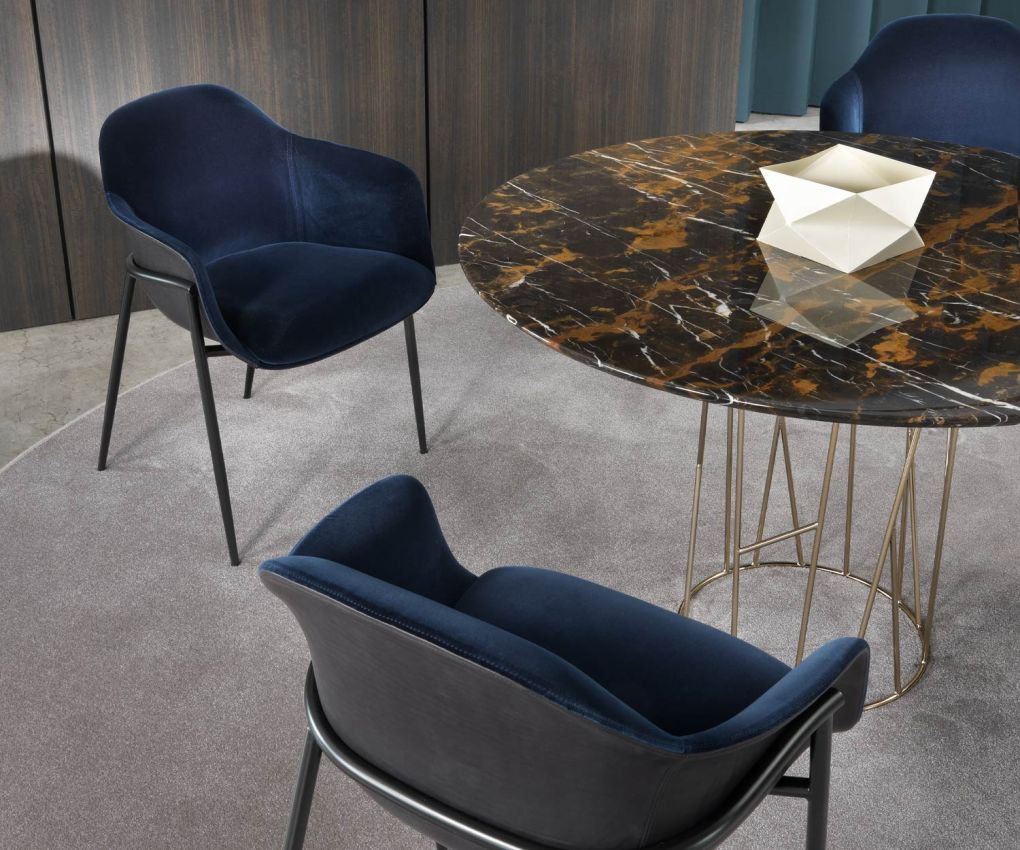 Chaise à accoudoirs design en velours bleu foncé Chia de Marelli cadre métallique noir