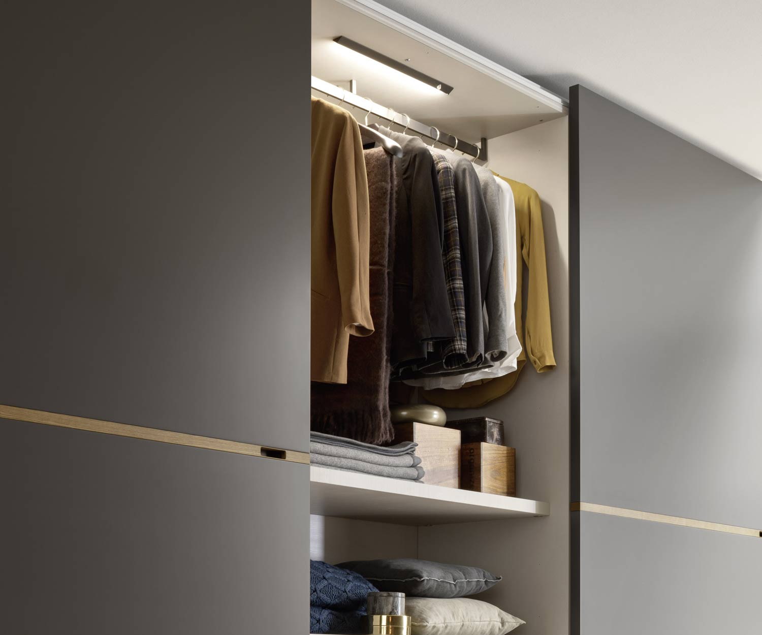 Moderne Novamobili Armoire design graphite avec poignée en chêne miel