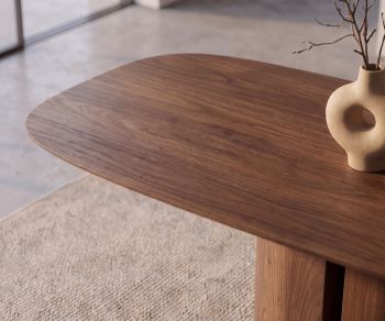 Table à manger al2 el-it c 001 en placage de bois, plateau arrondi moderne et vase en céramique dans la salle à manger.