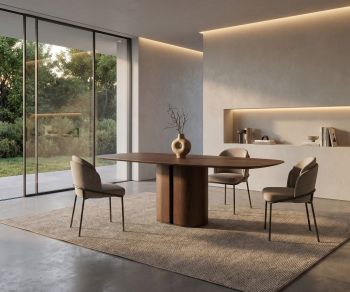 Table à manger en bois al2 el-it c 001 dans une salle à manger moderne avec chaises beiges et vue jardin.