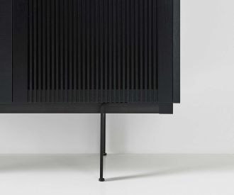 Design Highboard Détail du pied en noir RAL9005 avec lamelles en bois massif