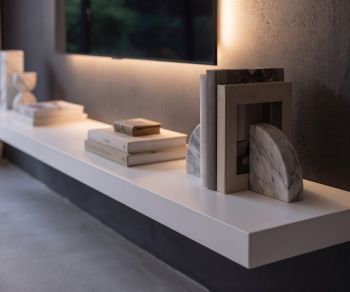 Étagère murale TV Livitalia suspendue dans le salon, tablette design minimaliste blanche décorée de livres
