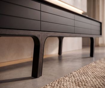Meuble TV bas al2 Mobius 004 dans un salon avec pieds en eucalyptus massif et portes grises mates de style moderne.