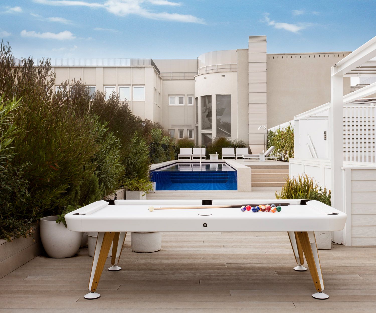 Table blanche pour billard à l'extérieur sur terrasse en pierre