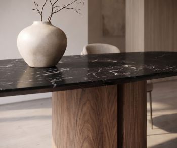 Table de repas al2 el-it c 001 pour salle à manger avec plateau en céramique marbre noir et piètement en bois.