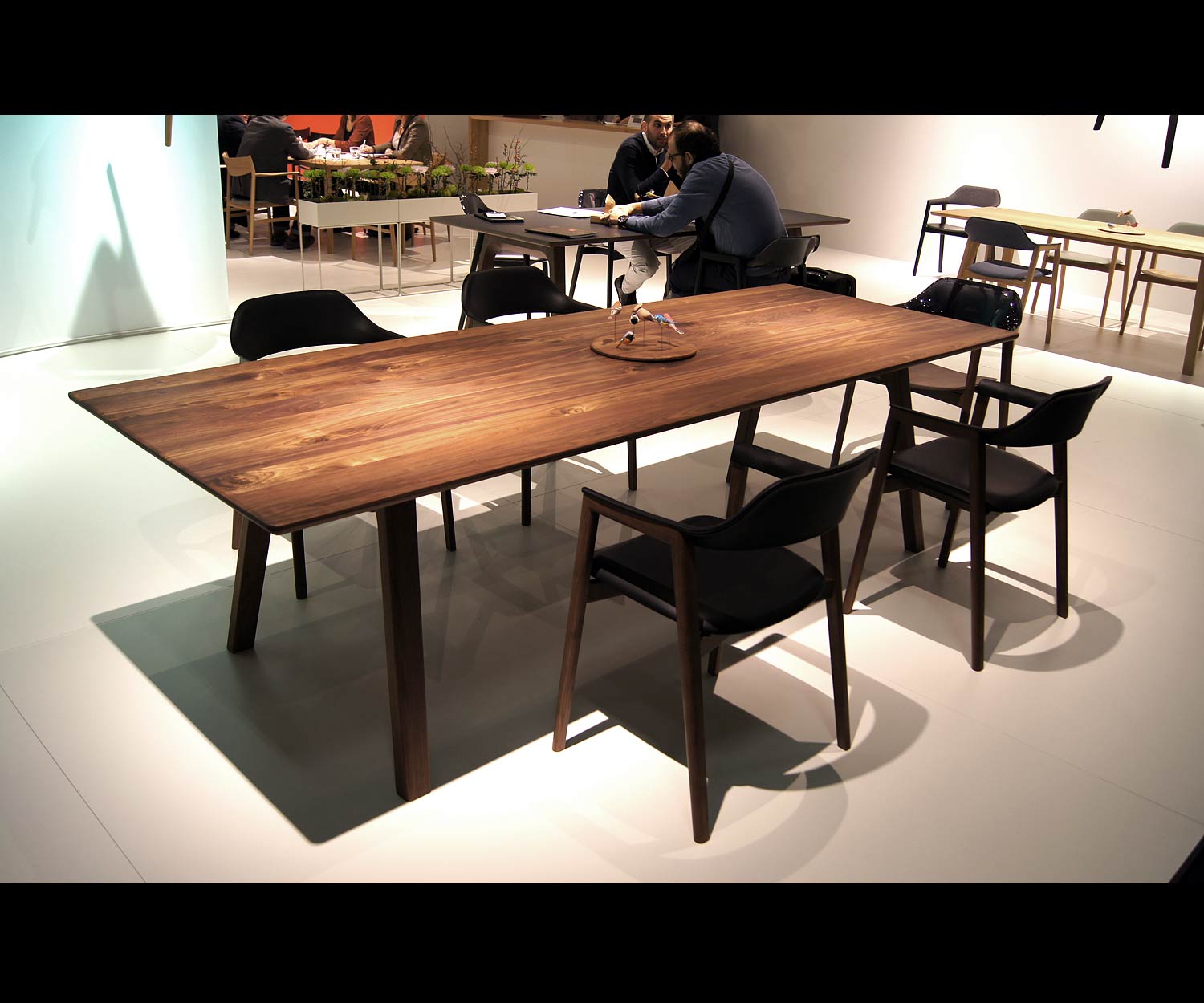 Table design en noyer massif de haute qualité Conde House Ten