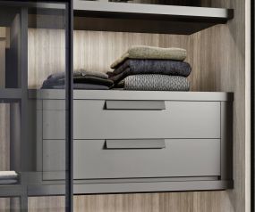 Novamobili Armoire Layer avec tiroirs lorsque la porte coulissante est ouverte