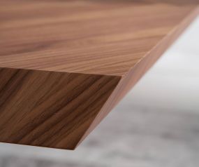 Table de salle à manger design haut de gamme en détail avec bord biseauté