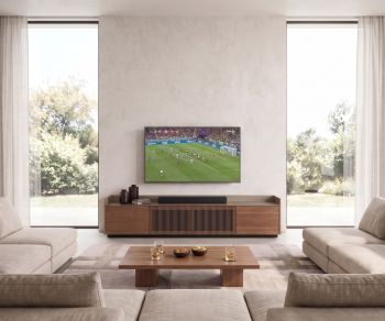 Meuble TV lowboard Punt Stockholm en noyer dans un salon moderne. Buffet TV design avec plateau en aluminium élégant.