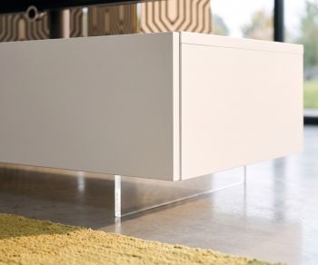 Socle TV transparent Livitalia sous un meuble bas blanc pour un effet suspendu, salon moderne, méthacrylate.