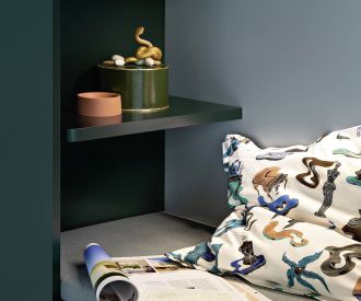 Niche avec étagère dans l'armoire design de l'entrée Gola