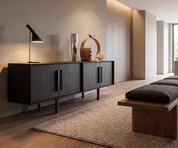 Buffet design al2 Mobius 003 en chêne noir dans un couloir moderne avec une lampe de table et un banc en bois.