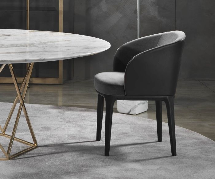 Chaise à accoudoirs exclusive Marelli Paris dans la salle à manger en tissu gris